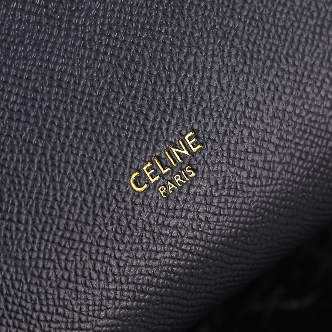 黑色配盒子！Celine鲶鱼包一直是热门包款，也是Celine的经典之作飞吻R简约大气，自重轻，无论是斜