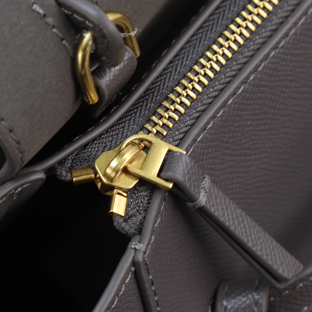 大象灰配盒子！Celine鲶鱼包一直是热门包款，也是Celine的经典之作飞吻R简约大气，自重轻，无论是