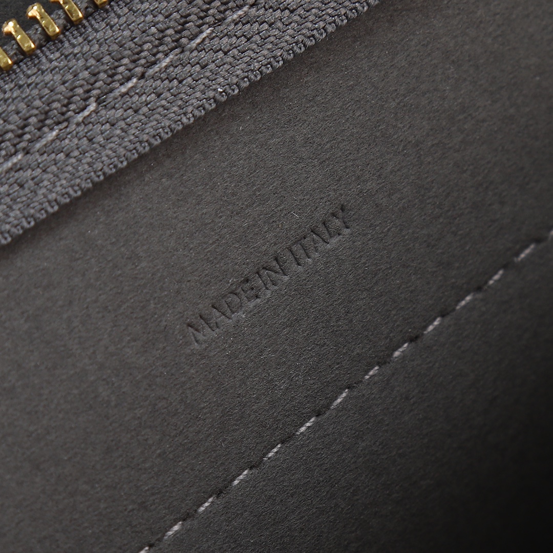 大象灰配盒子！Celine鲶鱼包一直是热门包款，也是Celine的经典之作飞吻R简约大气，自重轻，无论是