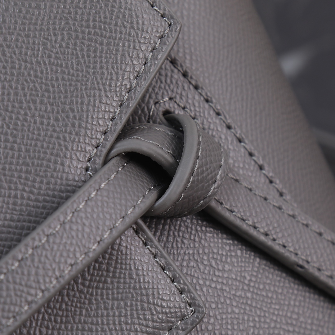 大象灰配盒子！Celine鲶鱼包一直是热门包款，也是Celine的经典之作飞吻R简约大气，自重轻，无论是