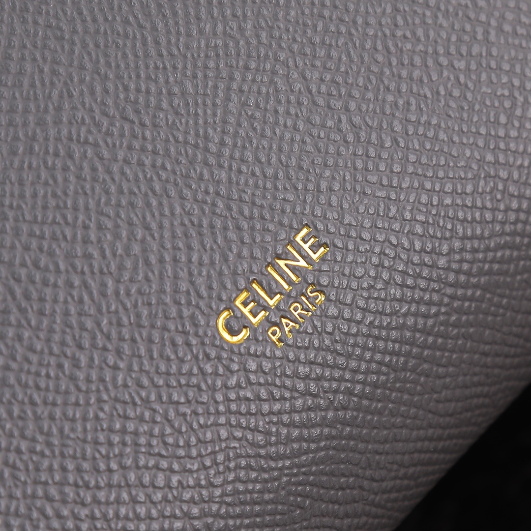 大象灰配盒子！Celine鲶鱼包一直是热门包款，也是Celine的经典之作飞吻R简约大气，自重轻，无论是