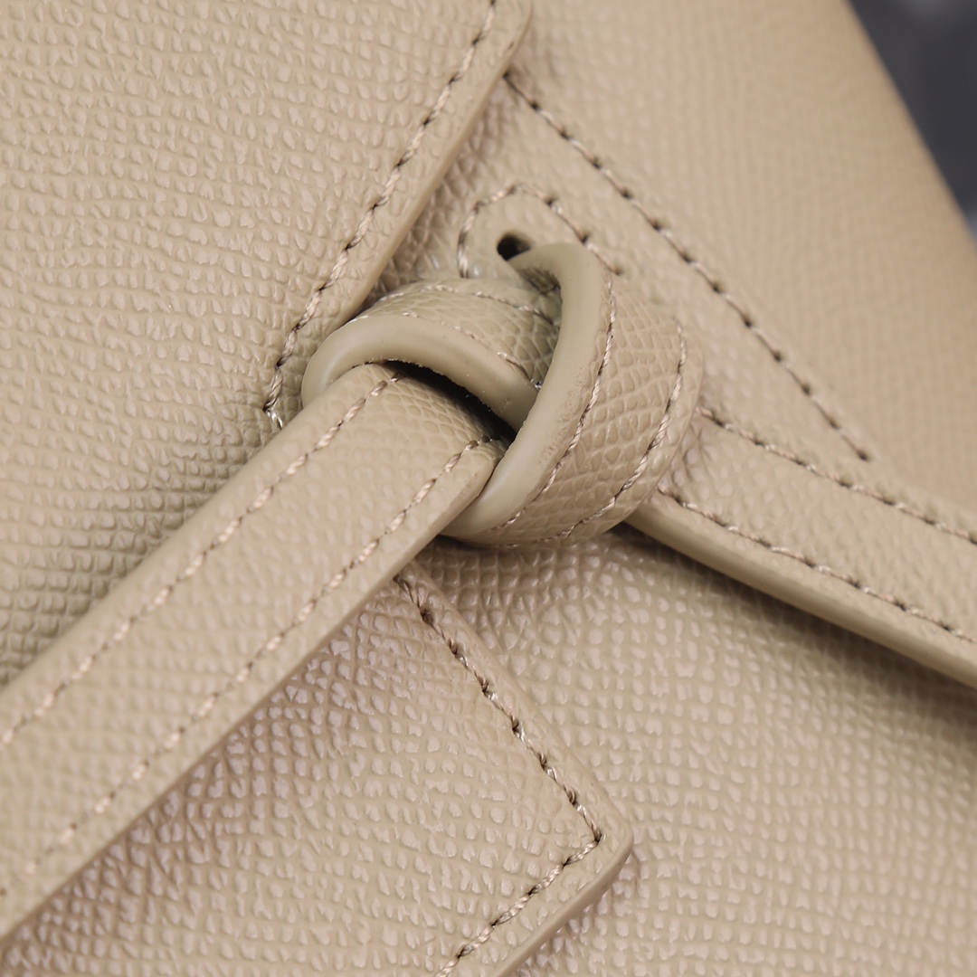 杏色配盒子！Celine鲶鱼包一直是热门包款，也是Celine的经典之作飞吻R简约大气，自重轻，无论是斜