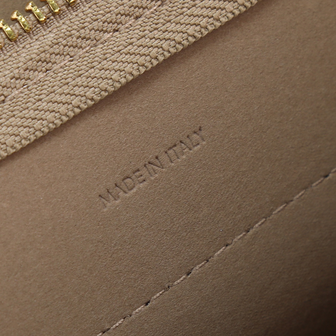 杏色配盒子！Celine鲶鱼包一直是热门包款，也是Celine的经典之作飞吻R简约大气，自重轻，无论是斜