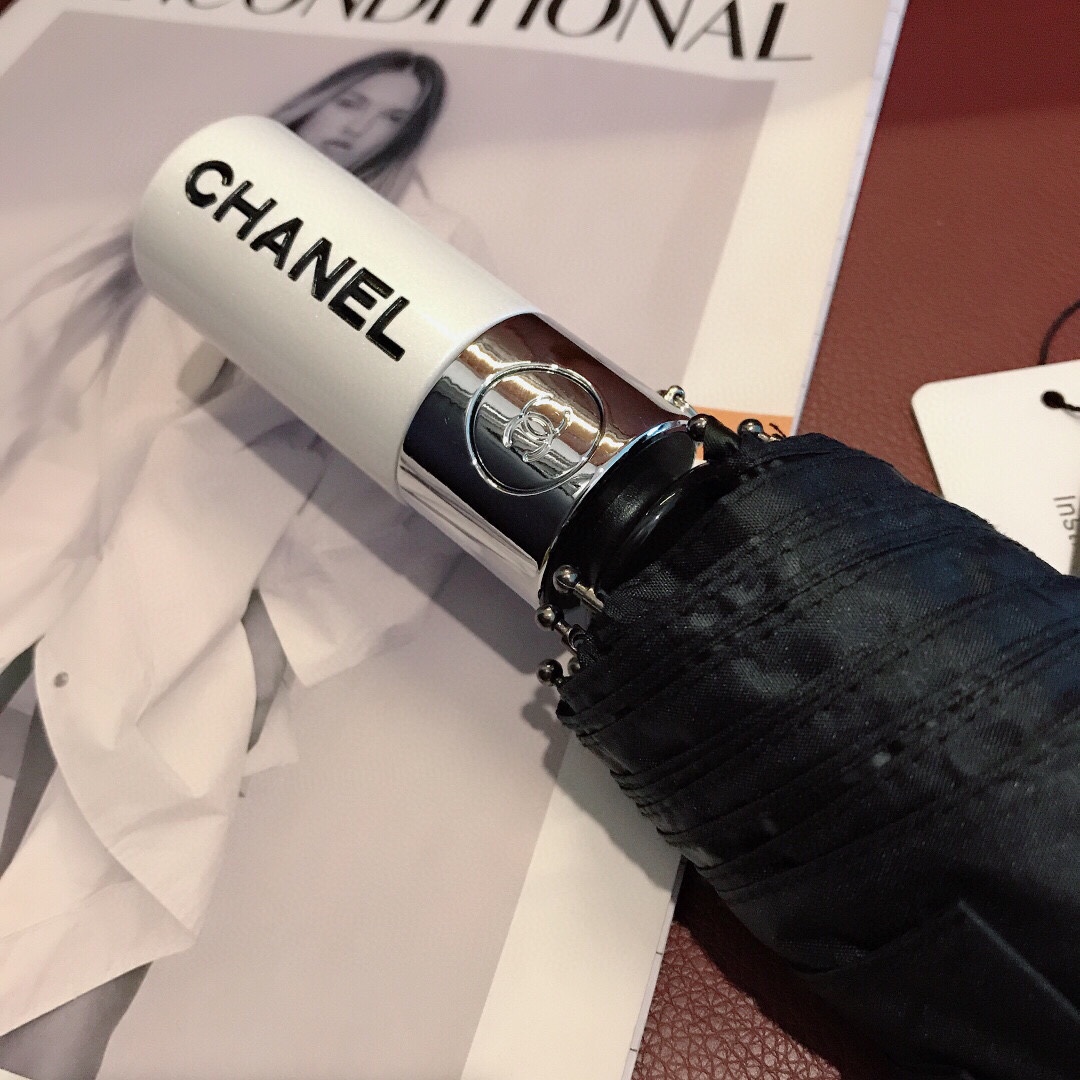 CHANEL香奈儿极简生活超美新款手柄设计低调奢华风格只为懂她的人呈现！这款集合香奈儿灵魂LOGO为一体