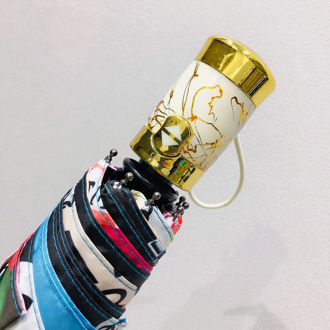 CHANEL香奈儿超爆款极品小香家火爆自动伞重磅呈现独特又好看的花朵散落在伞面上面与设计师精心挑选的颜色
