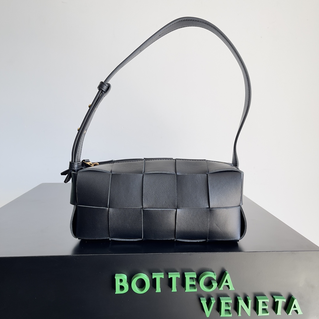 Bottega Veneta BV Cassette Crossbody & Shoulder Bags Weave Sheepskin Fall/Winter Collection Underarm