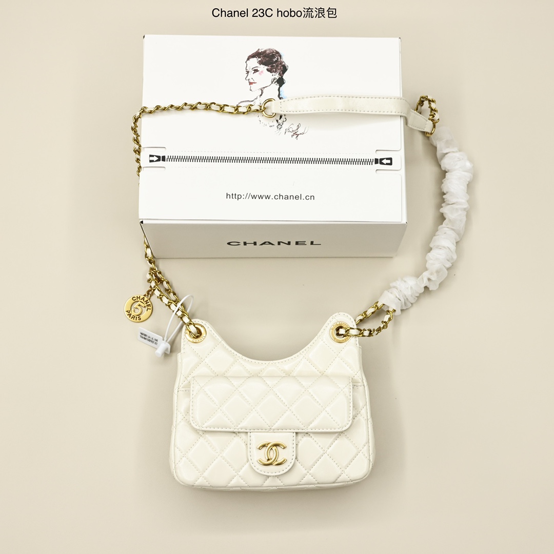 Chanel 23C hobo流浪包💰260 关注度最高的一款包,泛着光泽的油蜡皮,小口袋以及链条上的小金币挂坠都体现出小心思,复古时髦,肩带长度对小个子也很友好,上身惊艳绝了,单肩斜挎腋下都可。 规格:19*17*6cm
