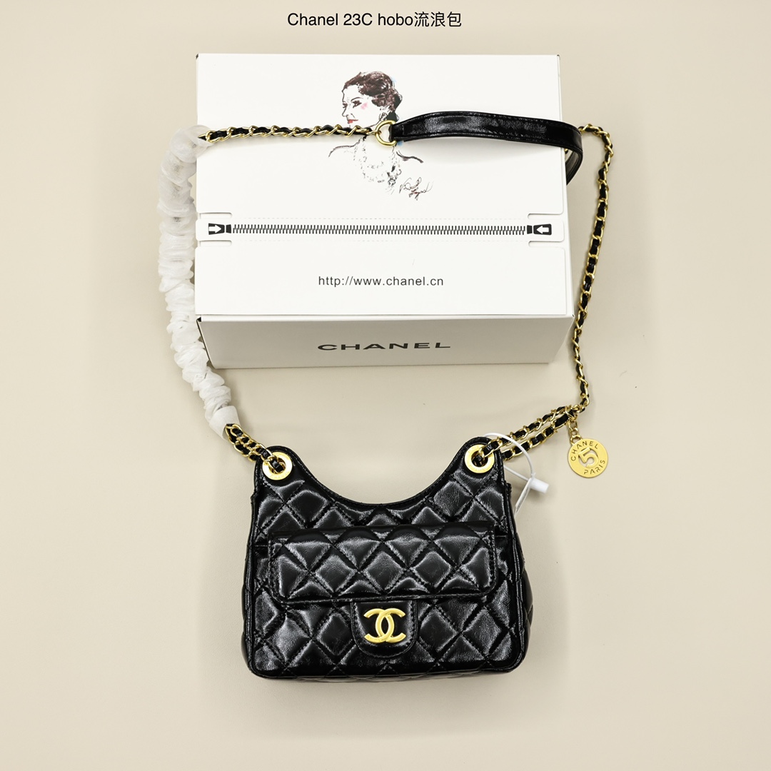 Chanel 23C hobo流浪包💰260 关注度最高的一款包,泛着光泽的油蜡皮,小口袋以及链条上的小金币挂坠都体现出小心思,复古时髦,肩带长度对小个子也很友好,上身惊艳绝了,单肩斜挎腋下都可。 规格:19*17*6cm