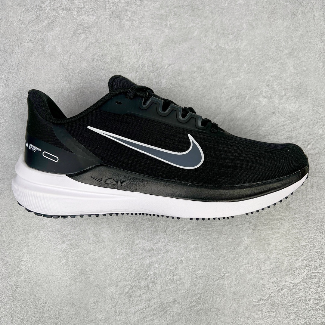 ＃长期补货 超级跑量神器 NK Air Zoom Winflo V9 登月网面透气专业跑步鞋 采用直观设计 不论训练还是慢跑 皆可助你提升跑步表现 轻薄鞋面适合四季穿着 堪称跑步常备单品 富有支撑力 为双足提供出色包覆 足底巧搭两个 Zoom Air 缓震配置（比 Pegasus 38 多 1 个）塑就出众的回弹迈步效果 经典战马回归 值得信赖 如你添翼 伴你畅享凌跃时刻 尺码：36 36.5 37.5 38 38.5 39 40 40.5 41 42 42.5 43 44 44.5 45-选品中心