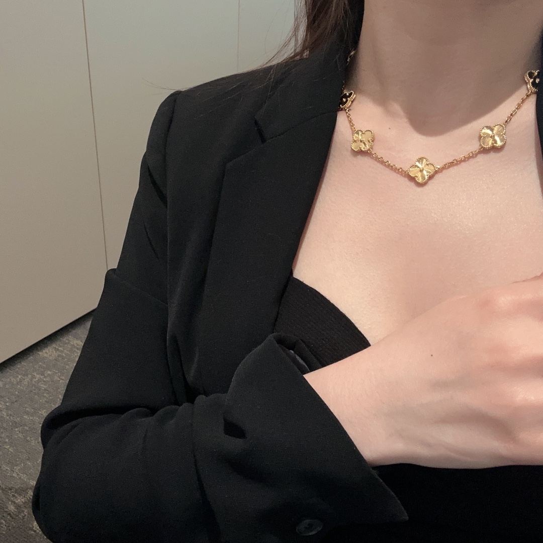 NO:631370,#十 Drop Four Leaf Clover Light Gold Necklace 1:1 high-end version adopts the guilloché carving process originated from the era, with a relief effect like sunlight falling in wine, making the golden light more dazzling, necklace, gold, Cartier high-end jewelry19860909#十坠四叶草光金项链 1:1高定版采用源自于年代的玑镂雕花工艺,如阳光酒落般的浮雕效果,令黄金色的光芒更为夺目,,necklace,gold,卡迪亚高端饰品,Jewelry