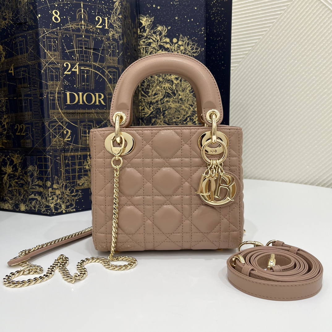 Bolso Lady Classic en rosa empolvado y dorado 🏷️, con el colgante de letras icónico, el clásico patrón de rombos, piel…