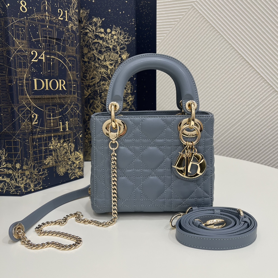 Azul neblina↩️ Classic Lady bolso Dior, el colgante de letras icónico, los rombos clásicos, piel de oveja de excelente …