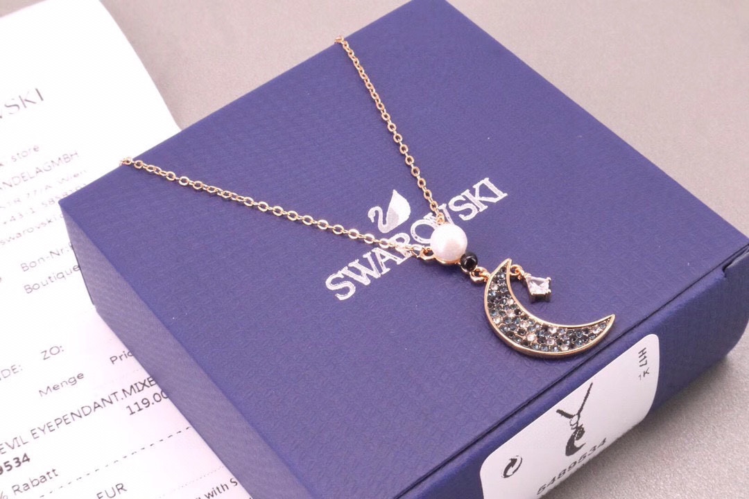 ❤️85包邮/原单代购级别
施华洛世奇Swarovski 新款珍珠星月 锁骨项链 

这款以夜空为灵感的造型，月亮和星星装饰象征希望及梦想，渐变效果的蓝色密镶Swarovski仿水晶，日常配饰的上佳选择。