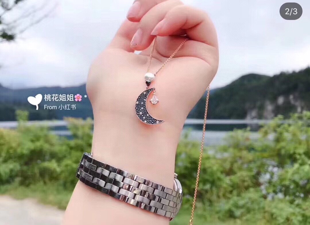 ❤️85包邮/原单代购级别
施华洛世奇Swarovski 新款珍珠星月 锁骨项链 

这款以夜空为灵感的造型，月亮和星星装饰象征希望及梦想，渐变效果的蓝色密镶Swarovski仿水晶，日常配饰的上佳选择。