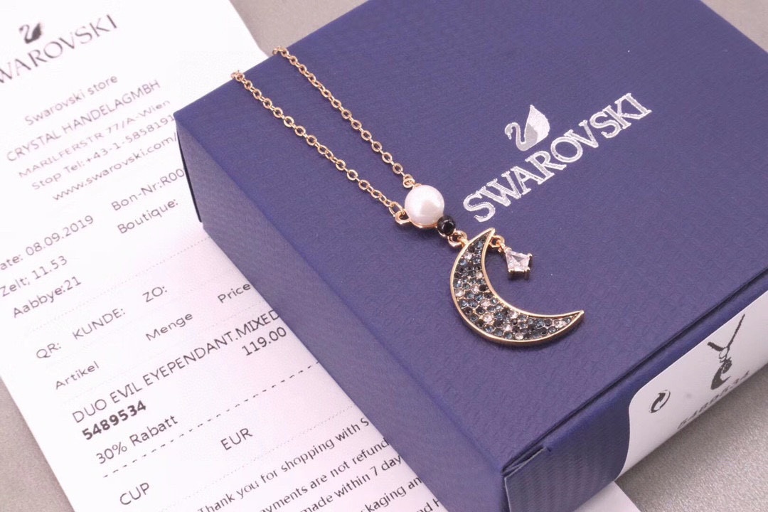 ❤️85包邮/原单代购级别
施华洛世奇Swarovski 新款珍珠星月 锁骨项链 

这款以夜空为灵感的造型，月亮和星星装饰象征希望及梦想，渐变效果的蓝色密镶Swarovski仿水晶，日常配饰的上佳选择。