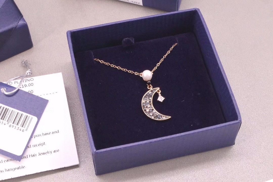 ❤️85包邮/原单代购级别
施华洛世奇Swarovski 新款珍珠星月 锁骨项链 

这款以夜空为灵感的造型，月亮和星星装饰象征希望及梦想，渐变效果的蓝色密镶Swarovski仿水晶，日常配饰的上佳选择。