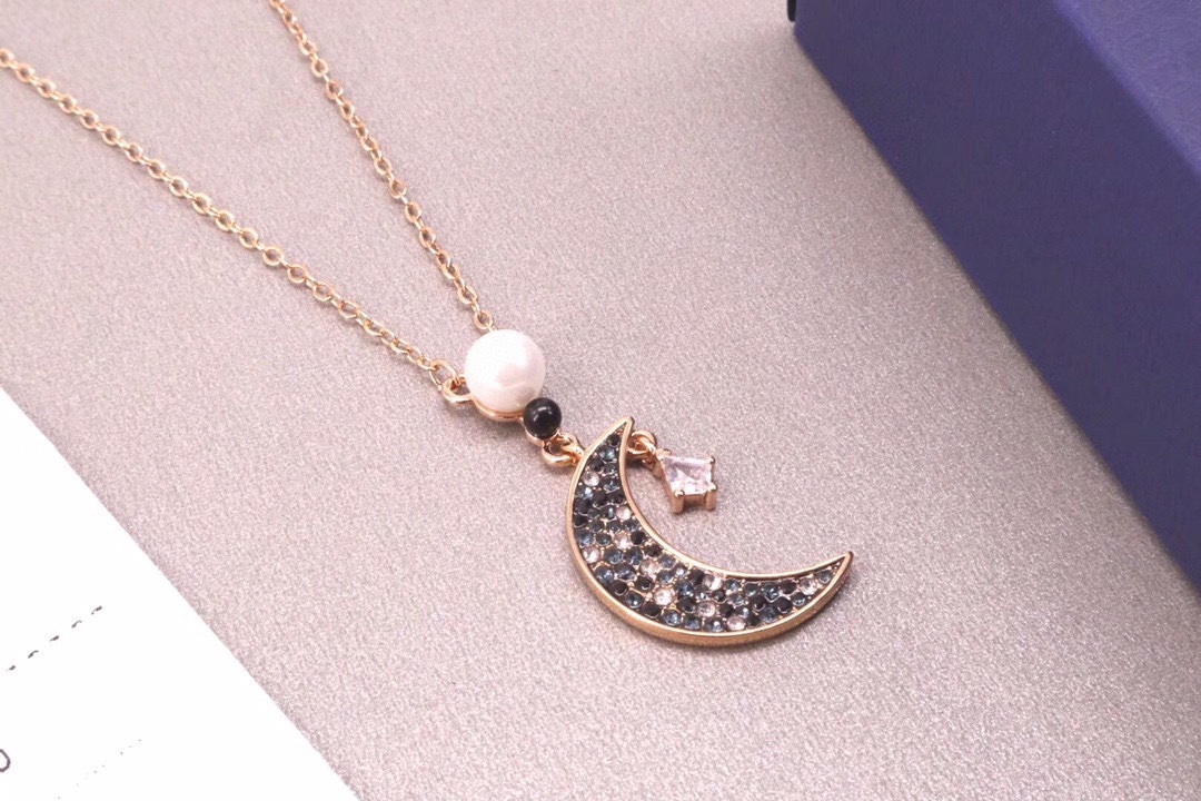 ❤️85包邮/原单代购级别
施华洛世奇Swarovski 新款珍珠星月 锁骨项链 

这款以夜空为灵感的造型，月亮和星星装饰象征希望及梦想，渐变效果的蓝色密镶Swarovski仿水晶，日常配饰的上佳选择。