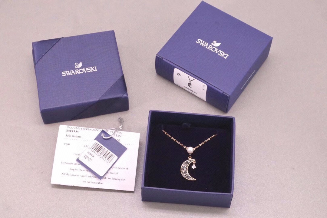 ❤️85包邮/原单代购级别
施华洛世奇Swarovski 新款珍珠星月 锁骨项链 

这款以夜空为灵感的造型，月亮和星星装饰象征希望及梦想，渐变效果的蓝色密镶Swarovski仿水晶，日常配饰的上佳选择。