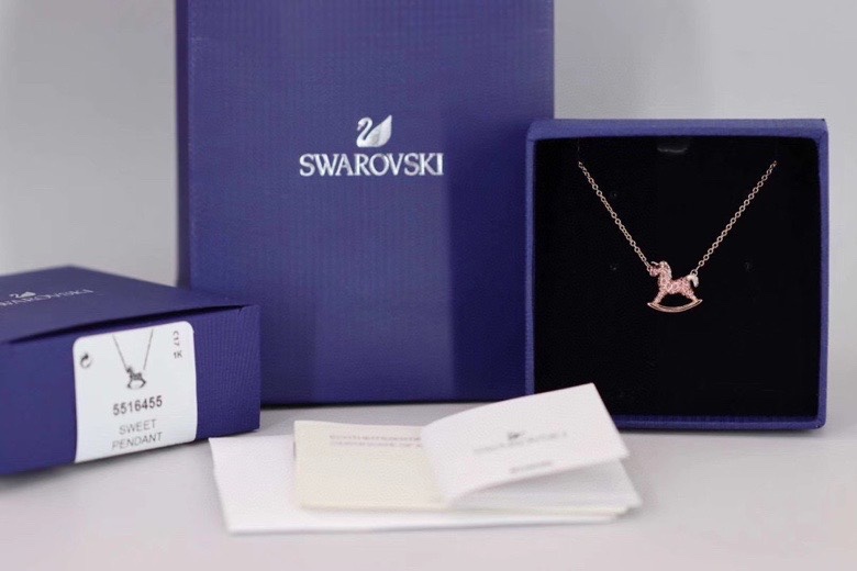 ❤️85包邮/原单代购级别
施华洛世奇Swarovski 童趣粉钻木马 锁骨项链

这款让人回忆起童年的美好时光。其独角兽装饰上的密镶Swarovski仿水晶，甜美精致的设计，是送给特别的她的上佳选择。