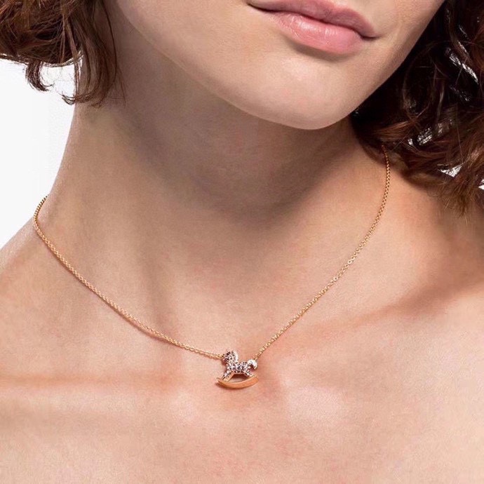 ❤️85包邮/原单代购级别
施华洛世奇Swarovski 童趣粉钻木马 锁骨项链

这款让人回忆起童年的美好时光。其独角兽装饰上的密镶Swarovski仿水晶，甜美精致的设计，是送给特别的她的上佳选择。