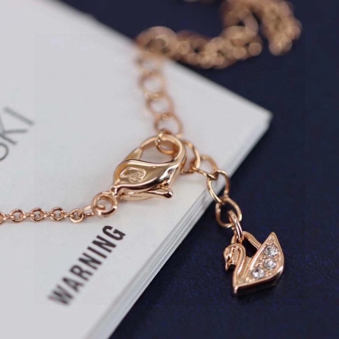 ❤️85包邮/原单代购级别
施华洛世奇Swarovski 童趣粉钻木马 锁骨项链

这款让人回忆起童年的美好时光。其独角兽装饰上的密镶Swarovski仿水晶，甜美精致的设计，是送给特别的她的上佳选择。