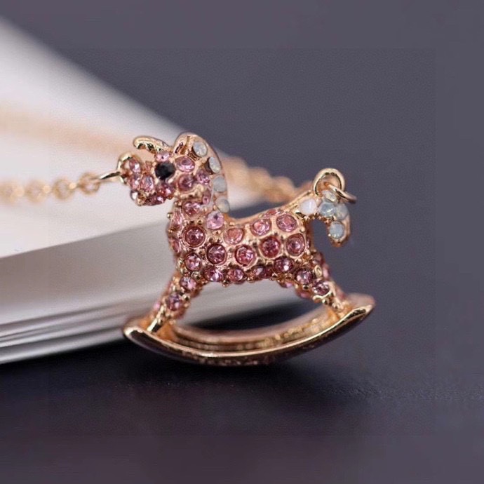 ❤️85包邮/原单代购级别
施华洛世奇Swarovski 童趣粉钻木马 锁骨项链

这款让人回忆起童年的美好时光。其独角兽装饰上的密镶Swarovski仿水晶，甜美精致的设计，是送给特别的她的上佳选择。