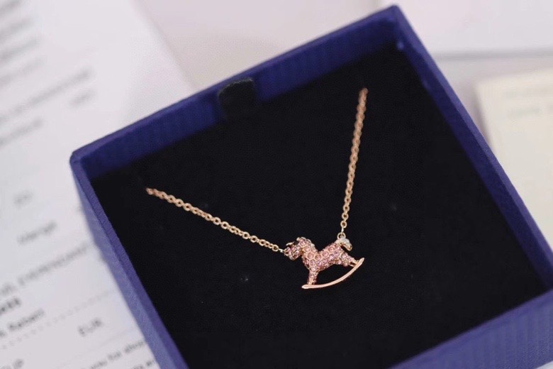 ❤️85包邮/原单代购级别
施华洛世奇Swarovski 童趣粉钻木马 锁骨项链

这款让人回忆起童年的美好时光。其独角兽装饰上的密镶Swarovski仿水晶，甜美精致的设计，是送给特别的她的上佳选择。