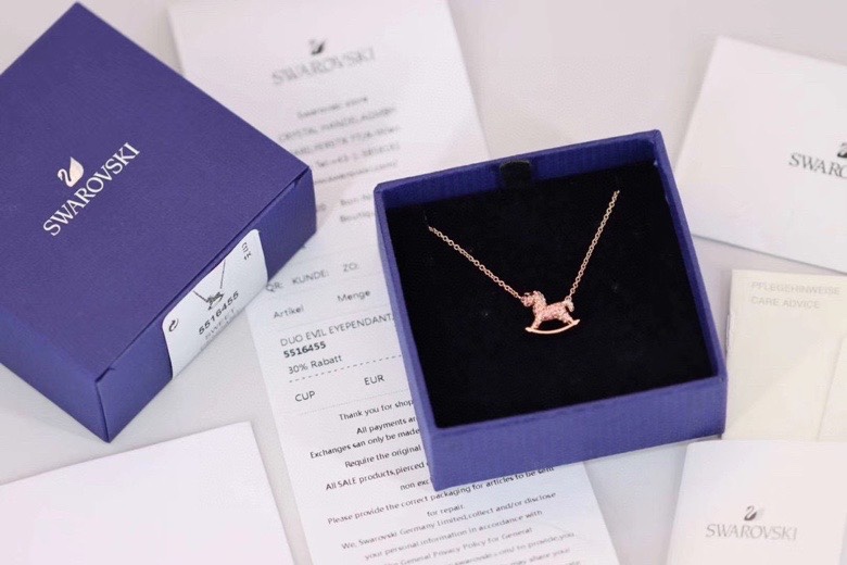 ❤️85包邮/原单代购级别
施华洛世奇Swarovski 童趣粉钻木马 锁骨项链

这款让人回忆起童年的美好时光。其独角兽装饰上的密镶Swarovski仿水晶，甜美精致的设计，是送给特别的她的上佳选择。