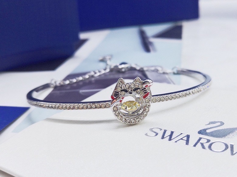 ❤️85包邮/原单代购级别
Swarovski招财猫灵动🐱手镯 
这款施华洛世奇手镯以招财猫为特色，可为佩戴者带来欢乐、好运及成功。其精致考究的招财猫装饰带有色彩缤纷的细节，加上一颗象征钱币、悬浮似的黄色Swarovski仿水晶，玩味十足的设计，是送礼的上佳选择。