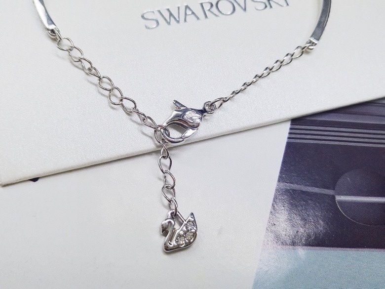 ❤️85包邮/原单代购级别
Swarovski招财猫灵动🐱手镯 
这款施华洛世奇手镯以招财猫为特色，可为佩戴者带来欢乐、好运及成功。其精致考究的招财猫装饰带有色彩缤纷的细节，加上一颗象征钱币、悬浮似的黄色Swarovski仿水晶，玩味十足的设计，是送礼的上佳选择。