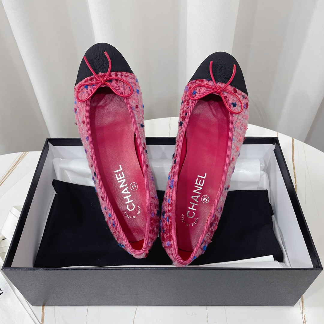 NO:612766,Chanel - the classic color-blocked ballet shoes, the fashionable catwalk model M, has been attracting fans for many years... The color combination and bow embellishment make it a fashionable interpretation!  How to match the series to look good!  Original custom-made wood-colored genuine leather outsole, 1.5cm square heel, imported mixed woolen surface/mixed sheepskin surface, sheepskin lining for feet... 34-40 regular size (customized size 41 is non-returnable) supporting packaging, high heels and sandals, chanel, sandals, high heels, sheepskin, Leather soles19860909Chanel——经典拼色芭蕾鞋 时尚走秀款M多年过去,依旧吸粉…… 拼接色混搭,蝴蝶结点缀,演绎时尚！怎么搭怎么好看系列！ 原版定制原木色真皮大底,1.5cm方跟,进口混合呢子面/混种羊皮面,羊皮内里垫脚…… 34—40正码（41订做码不退换）配套包装,高跟鞋凉鞋,chanel,sandals,high heels,sheepskin,Leather soles,Women's Shoes