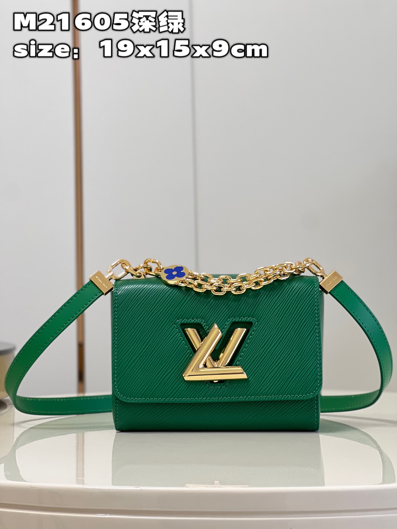 NO:399736,【Exclusive real photo M21605 dark green】M21649 This Twist small handbag combines handmade enamel Monogram flowers into double chains, which complements the colors of the Epi grained leather body. Whether used as exquisite embellishments or connecting leather shoulder straps, it can release an elegant atmosphere. Size19x15x9cm SD.,LV [original leather],louis vuitton19860909【独家实拍 M21605深绿】M21649 本款 Twist 小号手袋将手工珐琅 Monogram 花卉融入双链条,与 Epi 粒面皮革包身的色彩互为映衬.无论作为精巧点缀或衔接皮革肩带,均可释放典雅气息.size19x15x9cm SD.,LV【原厂皮】,louis vuitton,Bag
