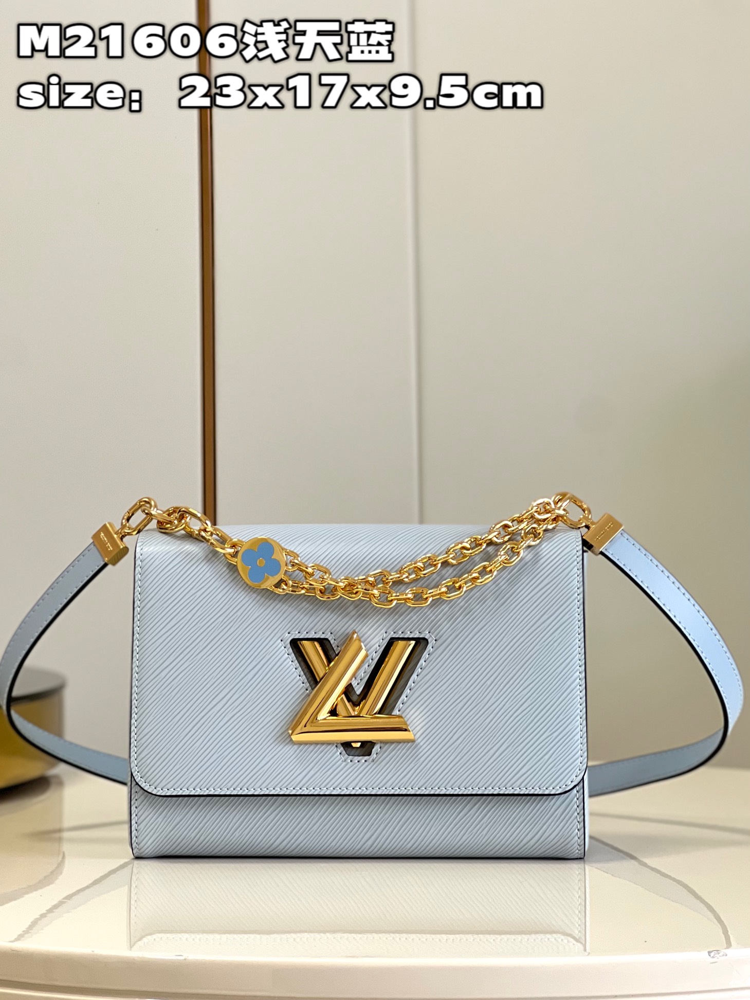 NO:399727,[Exclusive real photo M21606 light sky blue] This Twist medium-sized handbag incorporates an enamel Monogram flower into double chains, which can be used as a delicate embellishment or a shoulder strap to create more styling possibilities. Epi grained leather body is paired with smooth leather trim and lining. size23x17x9.5cm SD.,LV [original leather],louis vuitton19860909【独家实拍 M21606浅天蓝】本款 Twist 中号手袋将一朵珐琅 Monogram 花卉融入双链条,既可作为精巧点缀,亦可衔接肩带,成就更多造型可能.Epi 粒面皮革包身搭配柔滑皮革饰边和内衬.size23x17x9.5cm SD.,LV【原厂皮】,louis vuitton,Bag