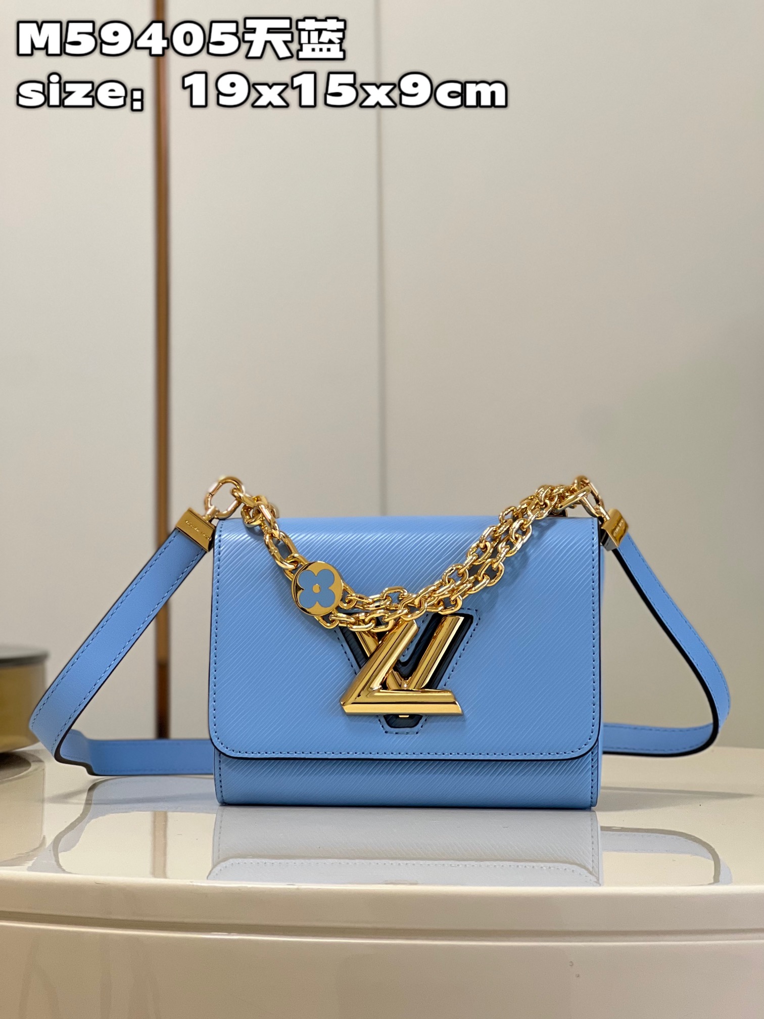 NO:399737,【Exclusive real photo M59405 Sky Blue】This Twist small handbag combines handmade enamel Monogram flowers into double chains, which contrasts with the colors of the Epi grained leather body. Whether used as exquisite embellishments or connecting leather shoulder straps, it can release an elegant atmosphere. Size19x15x9cm SD.,LV [original leather],louis vuitton19860909【独家实拍 M59405天蓝】本款 Twist 小号手袋将手工珐琅 Monogram 花卉融入双链条,与 Epi 粒面皮革包身的色彩互为映衬.无论作为精巧点缀或衔接皮革肩带,均可释放典雅气息.size19x15x9cm SD.,LV【原厂皮】,louis vuitton,Bag