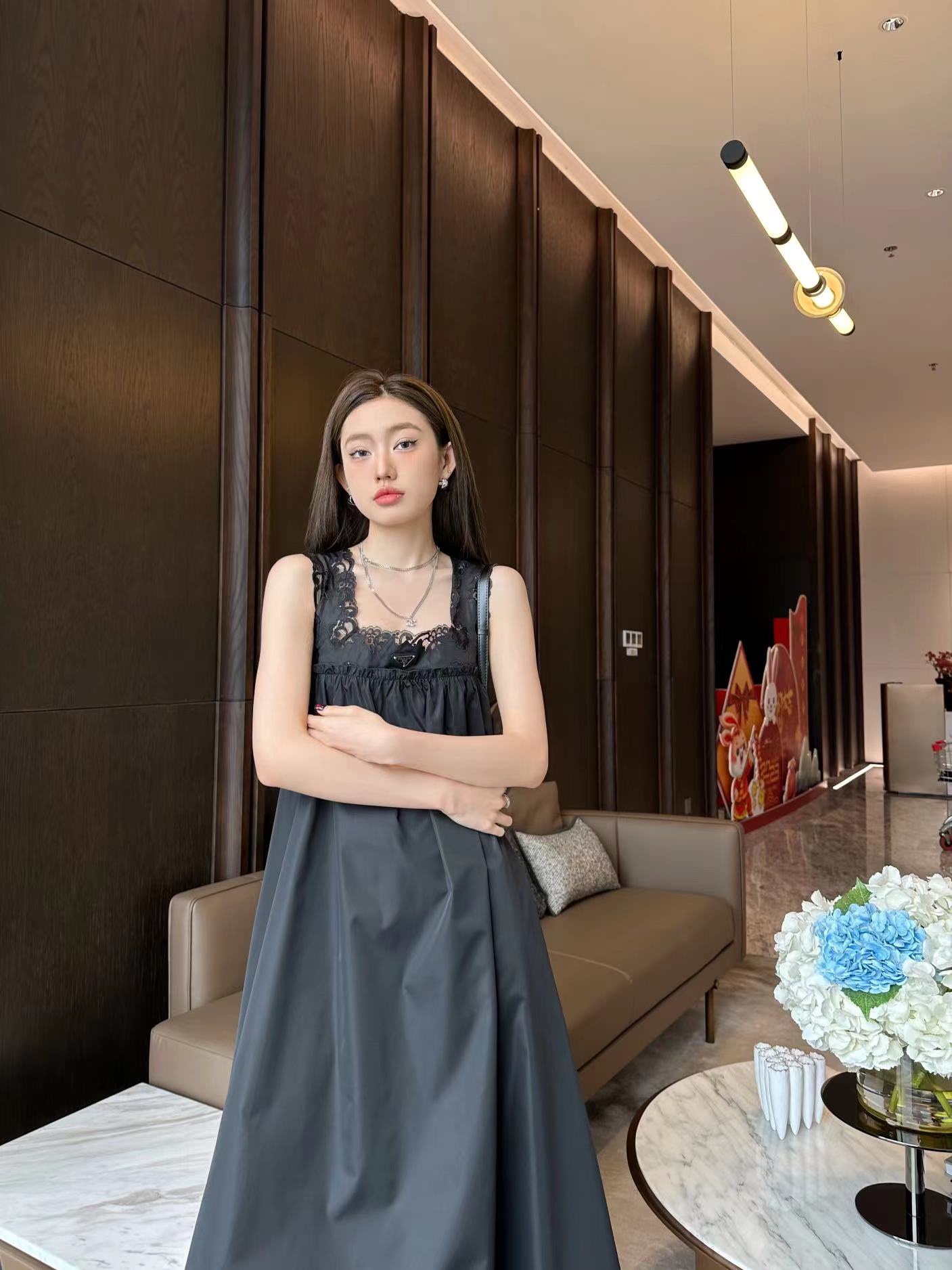 NO:862545,The girl with the highest version on the market inspects the goods, trims the three marks on the threads, pictures of the goods and takes videos. If you want quality and service, please add me on WeChat. We will not accept urgent orders. Model No. D26060287 PRAD*A. The girl of the new highest version on the market will inspect the goods, trim the three marks on the threads, show pictures of the goods and take videos. If you want quality and service, please add me on WeChat and we will not accept urgent orders. Model P's custom-made metal triangle logo lace splicing loose hidden meat strapless dress!  Black, (M size bust 74~94, elastic back, skirt length 110), Prada-clothing, prada, prada, skirts,19860909市面最高版本小妹验货、修剪线头上三标、货可图及拍视频,要品质要服务的加我微信,不接急单.款号D26060287 PRAD*A新市面最高版本小妹验货、修剪线头上三标、货可图及拍视频,要品质要服务的加我微信,不接急单.款 P家定制金属三角标logo蕾丝拼接宽松藏肉抹胸吊带连衣裙！黑色,（M码胸围74～94后背弹力,裙长110）,普拉达-服装,prada,prada,skirts,,Women's clothing