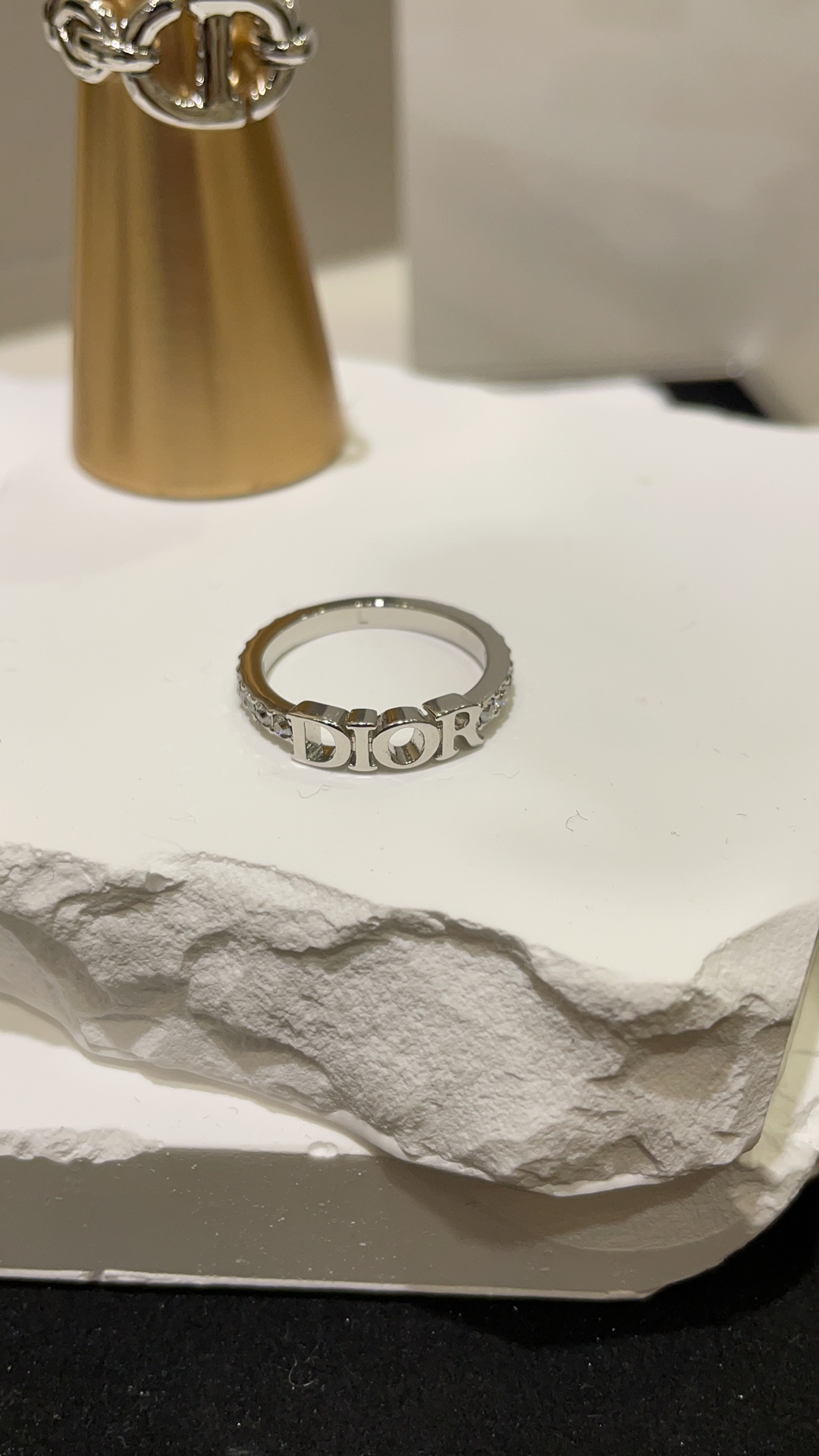 NO:632956,88150, arrived today. The new revolution letter silver full diamond ring. The simple letter design is super high-end ~ Purchased from yb and customized. Swarovski silver phantom diamonds are super shiny. Size S-M-L represents US size 6-7-8. Highly recommended for personal use. Ring, Cartier high-end jewelry1986090988150,今日到货 新款revolution字母银色满钻戒指 简简单单的字母设计超显高级～ 购入yb定制 施华洛银色魅影钻超闪 sizeS-M-L代表美码6-7-8 自留极力推荐,,ring,卡迪亚高端饰品,Jewelry