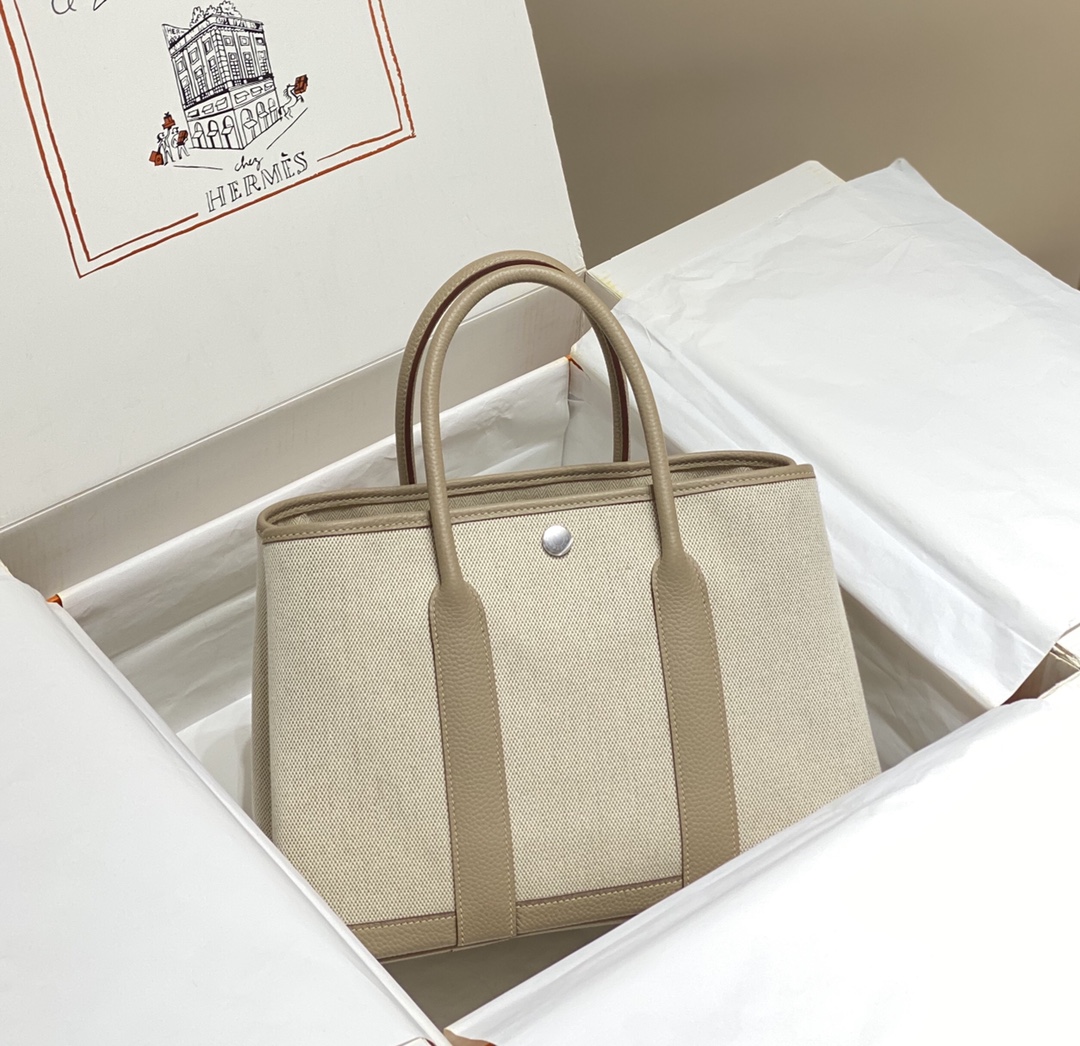 Jacquemus Classic Handcrafted Luxury Leather Shoulder Bag Ref.38D36DF0
