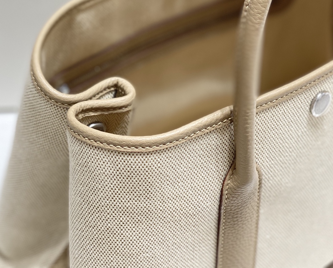 Jacquemus Classic Handcrafted Luxury Leather Shoulder Bag Ref.38D36DF0 6