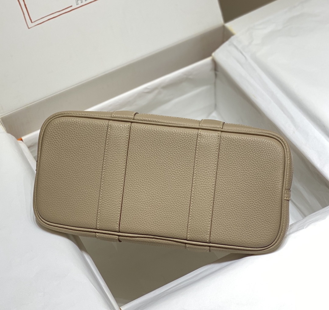 Jacquemus Classic Handcrafted Luxury Leather Shoulder Bag Ref.38D36DF0 4