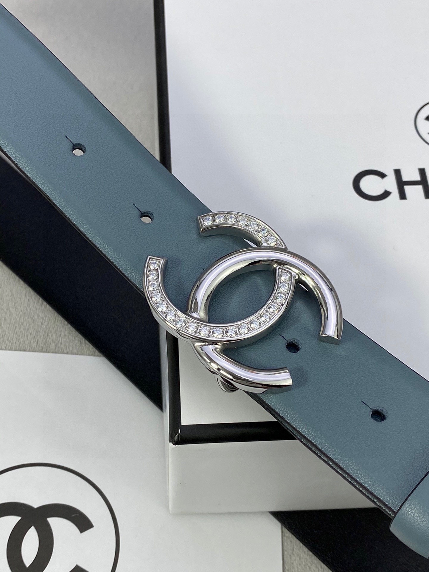 Chanel クラシック 平纹/両面牛皮 3.0cm 幅 銀色釘付きバックル