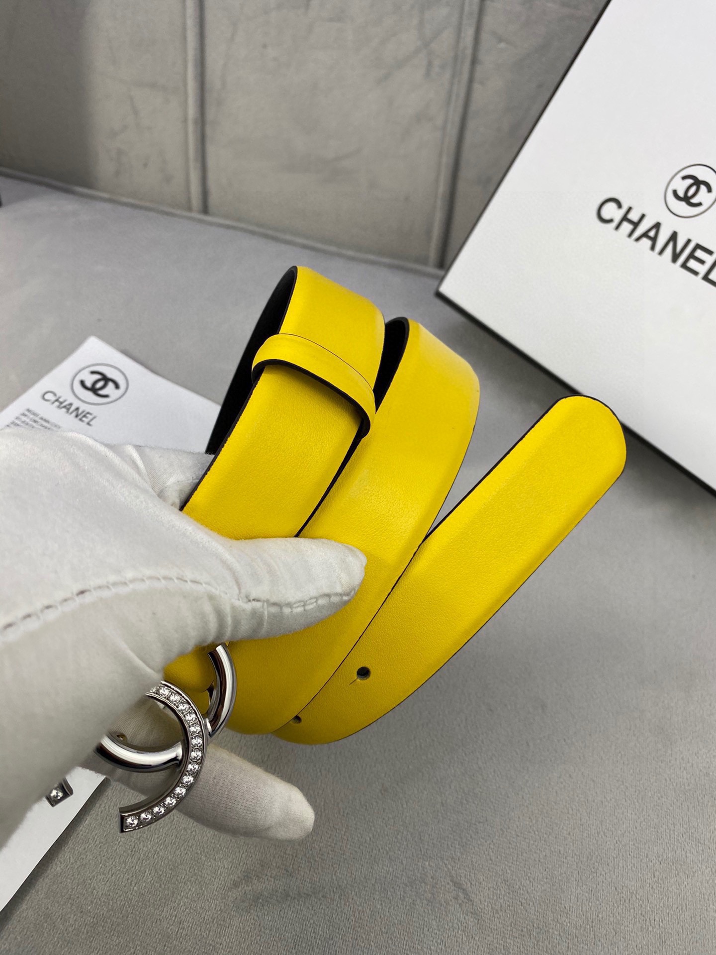 Chanel クラシック平纹牛皮ベルト 幅3.0cm 銀色ビジュー付き