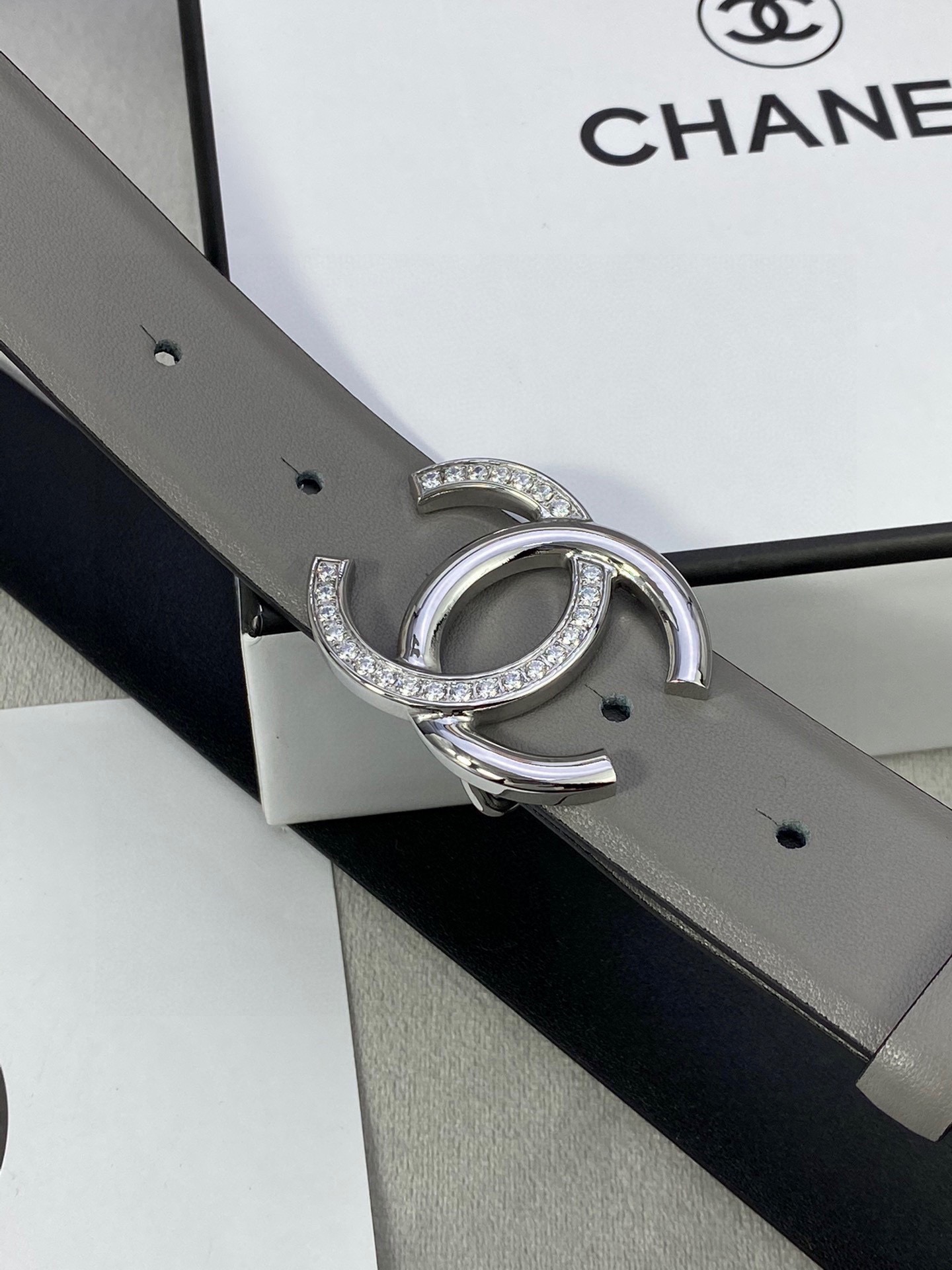 Chanel クラシック平纹牛皮ベルト - 3.0cm幅の洗練されたデザイン