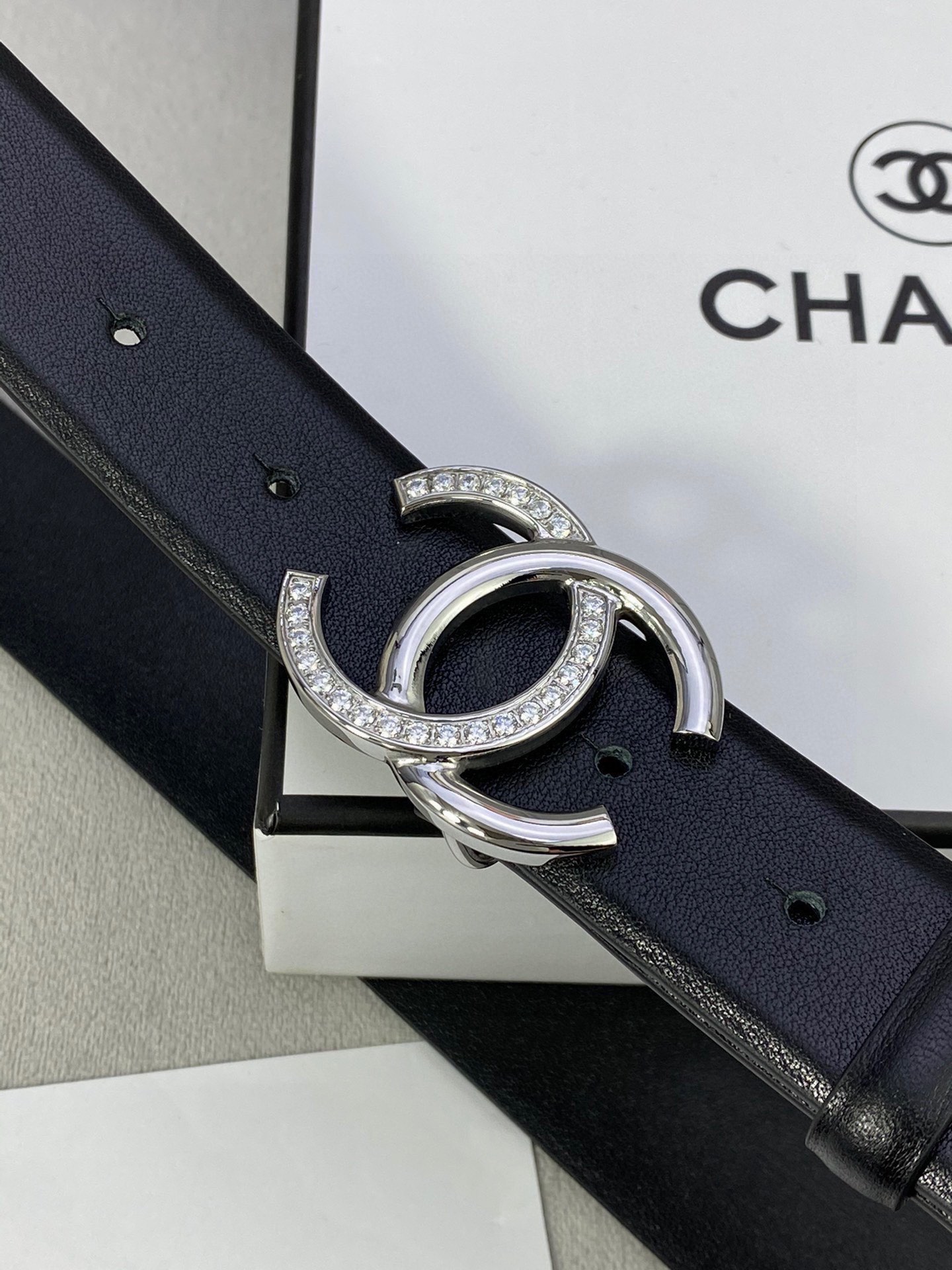 Chanel 经典款平纹牛皮ベルト 幅3.0cm 銀色镶钻钢扣
