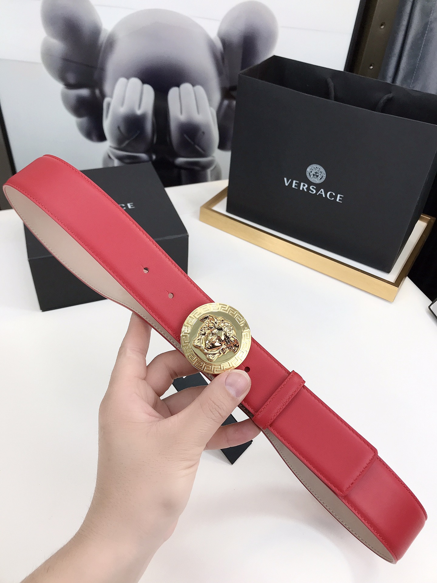 此款范思哲时尚腰带由柔软的小牛皮革制