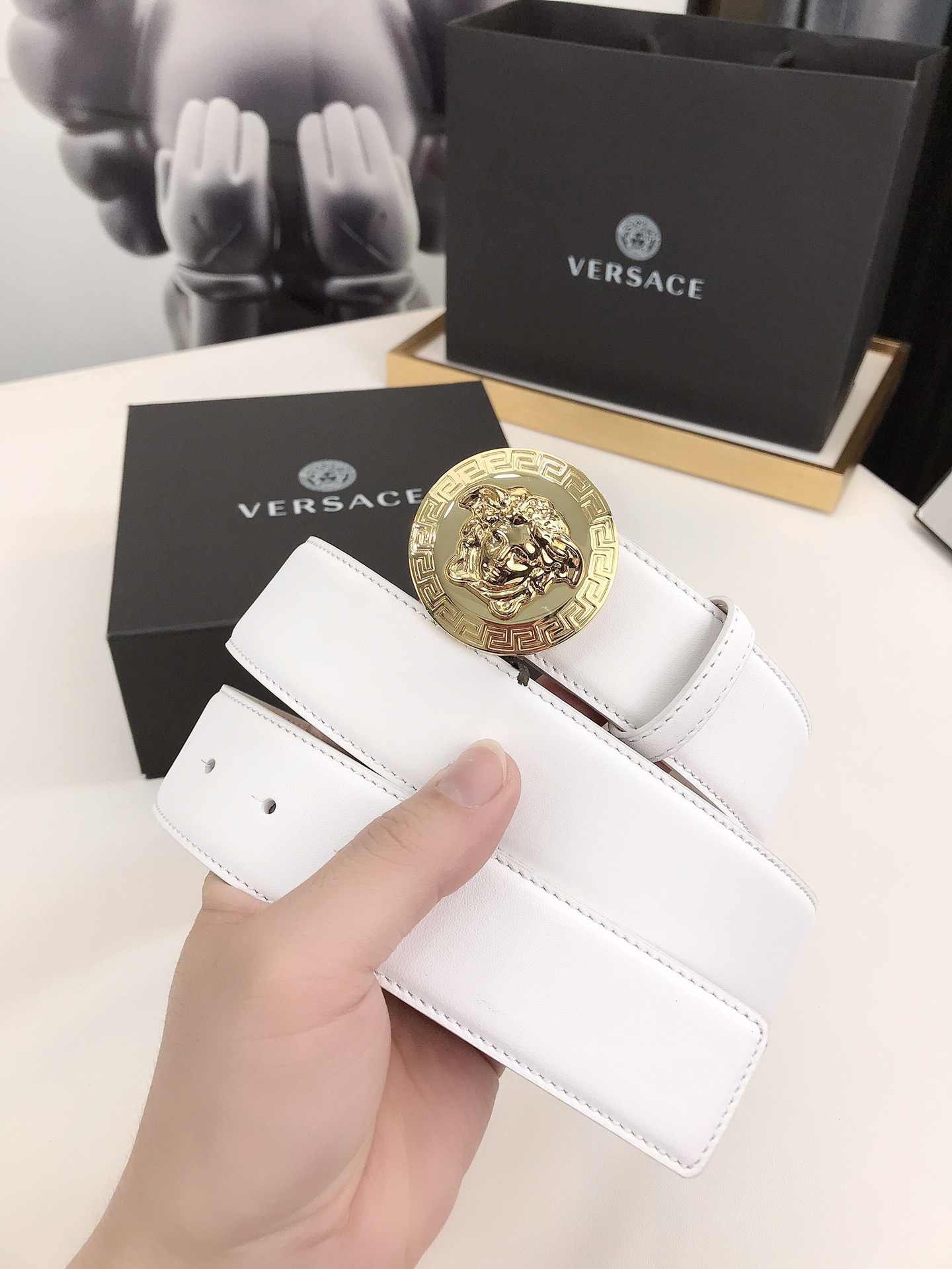 此款范思哲时尚腰带由柔软的小牛皮革制