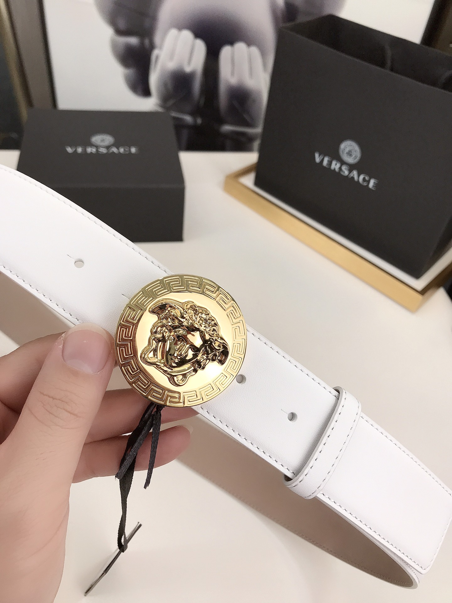 此款范思哲时尚腰带由柔软的小牛皮革制
