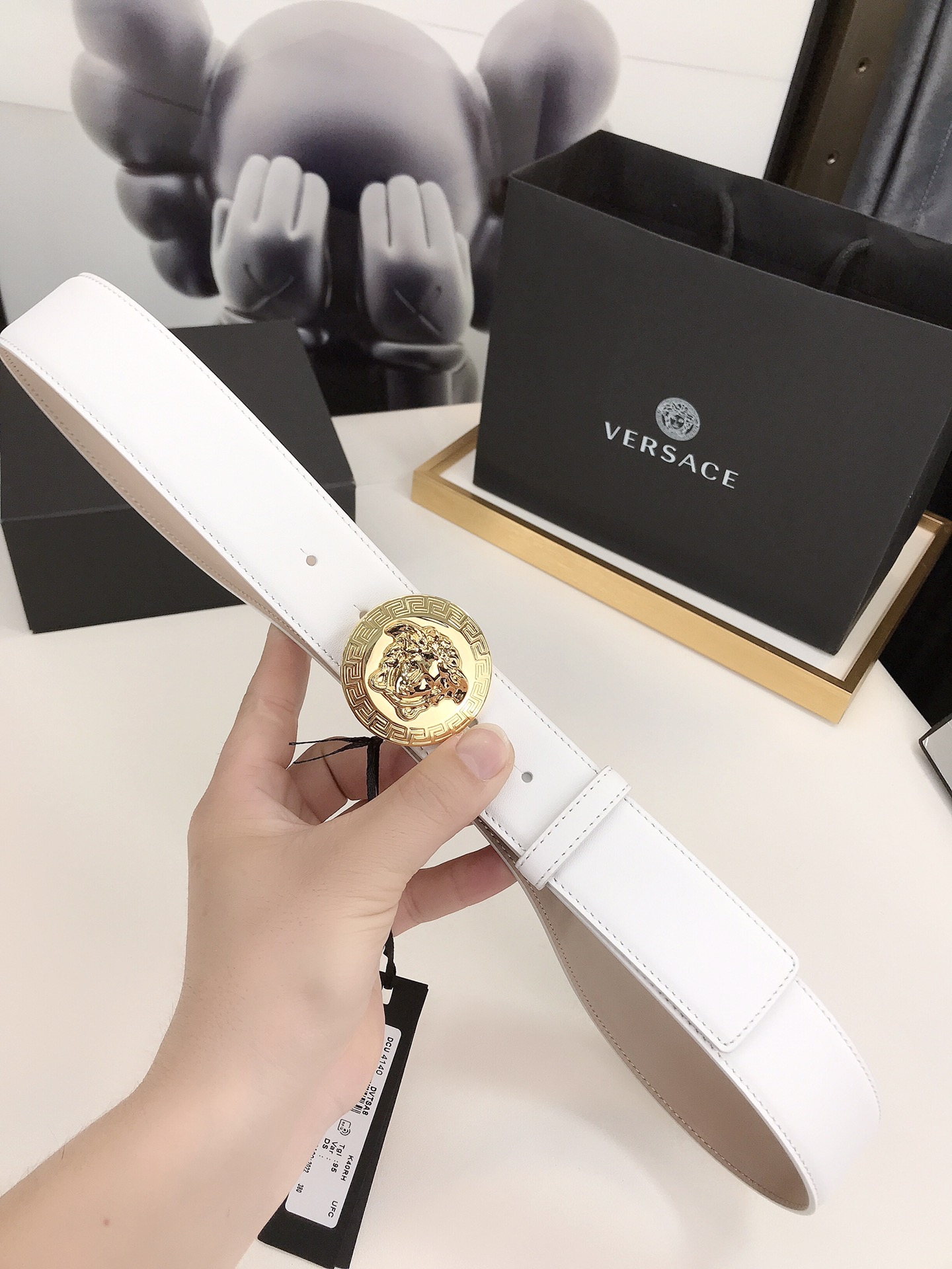此款范思哲时尚腰带由柔软的小牛皮革制