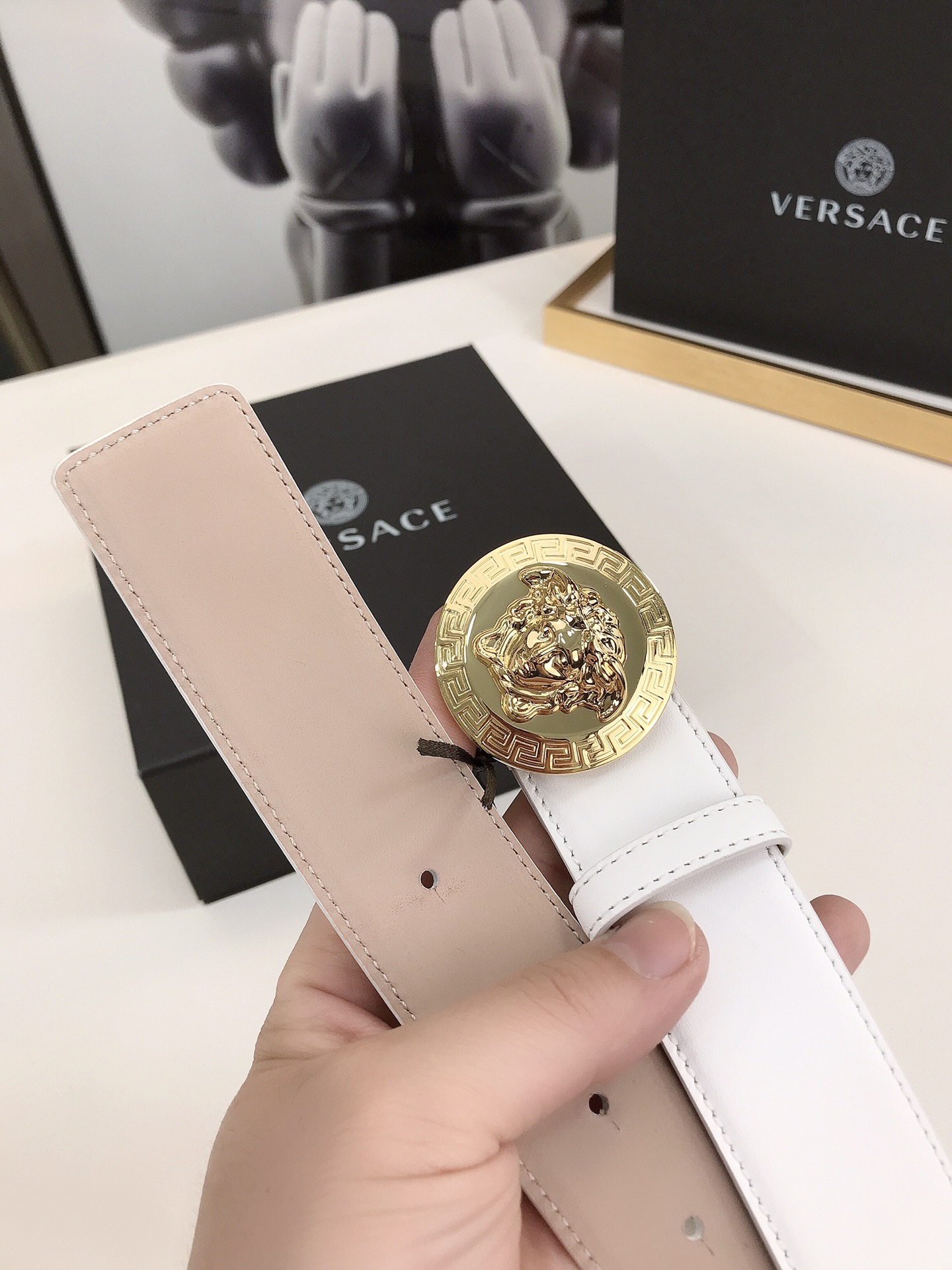 此款范思哲时尚腰带由柔软的小牛皮革制