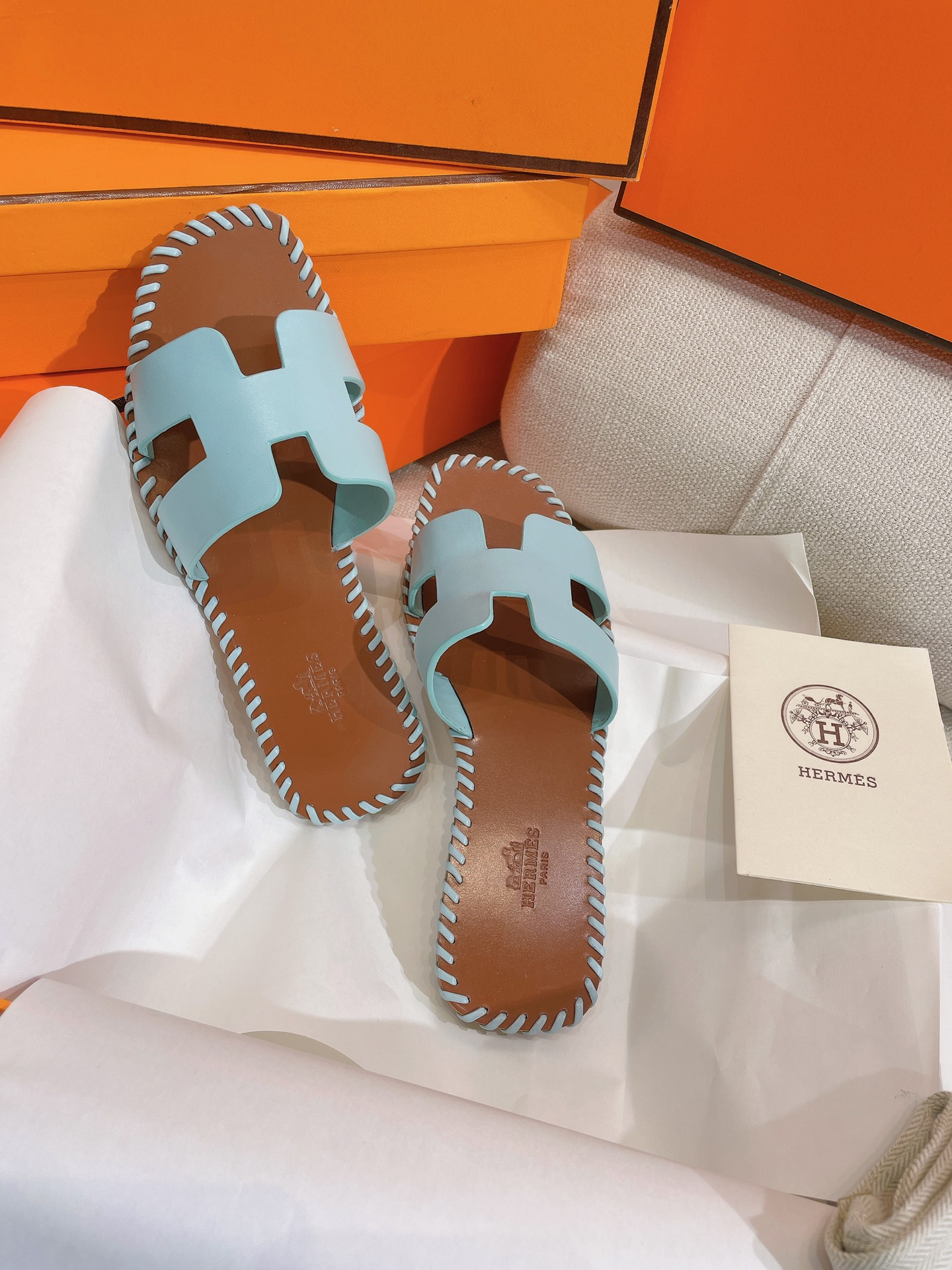 NO:253583,New H brand. Spring and summer. H-type silk cowhide Oran flat-soled slippers. New craftsmanship, the new color insole does not adopt the past splicing design, directly uses genuine leather midsole splicing leather outsole, ① Double-layer leather outsole ② Precision CNC CNC craft perforation, ③ Master-level craftsman purely hand-wrapped leather edges. The top-quality original quality on the market, the Oran series styles that are upgraded every year, the colors are all customized to the purchased ZP, the classic H-type noble lady design, spring and summer must be purchased~ Those who know the goods come, this year's last, leather, and permeable leather soles have been newly upgraded, and the original H-format leather fixed-dye silk cowhide is specially customized for this Oran series. PS: Determine the best version of the sole~ Full leather edge strip Italian leather outsole, the sole is the overall permeable and dyed without paint loss. Please distinguish it from the market Low goods, get what you pay for, guarantee  colorBaby blue, black, and white. This year, each pair of slippers will be accompanied by 2 Twilly scarves, which is convenient for everyone to make a second innovative combination. Whether it is tied on shoes or bags, or to tie their hair as a neckline scarf, it is very practical and it is our little care. Size 35-39 (40 sizes can be customized without return and exchange) Full package with H, slippers, slippers, cowhide, Leather soles19860909上新H牌.春夏.H型丝绸牛皮Oran平底编织拖鞋  .全新工艺,新色的鞋垫没有采用以往的拼接设计,直接使用真皮中底拼接真皮大底,①双层真皮大底②精密数控CNC工艺穿孔,③大师级匠人纯手工穿皮条碌骨边.市面顶级原单品质,每年都升级的Oran系列款式,颜色全部对购入的ZP定制,经典的H型贵妇名媛设计,.春夏必入~ 懂货的来,今年的楦型、皮料、透染真皮鞋底全新升级,H原版皮定染丝绸牛皮都专为这款Oran系列而定制.PS:认准最好版本鞋底~全真皮沿条意大利真皮大底,鞋底是整体透染的不掉漆. 请区别于市场Low货,一分钱一分货,保证  colorBaby蓝,黑色,白色  今年每双拖鞋都会附赠2条Twilly丝巾,方便大家进行二次创新搭配,无论是绑鞋子包包上,或者自用绑头发作为领口小丝巾,都非常实用也是作为我们的一点小心意  码数35-39码（40码可定制不退换）  配H全套包装,拖鞋,slippers,cowhide,Leather soles,Women's Shoes