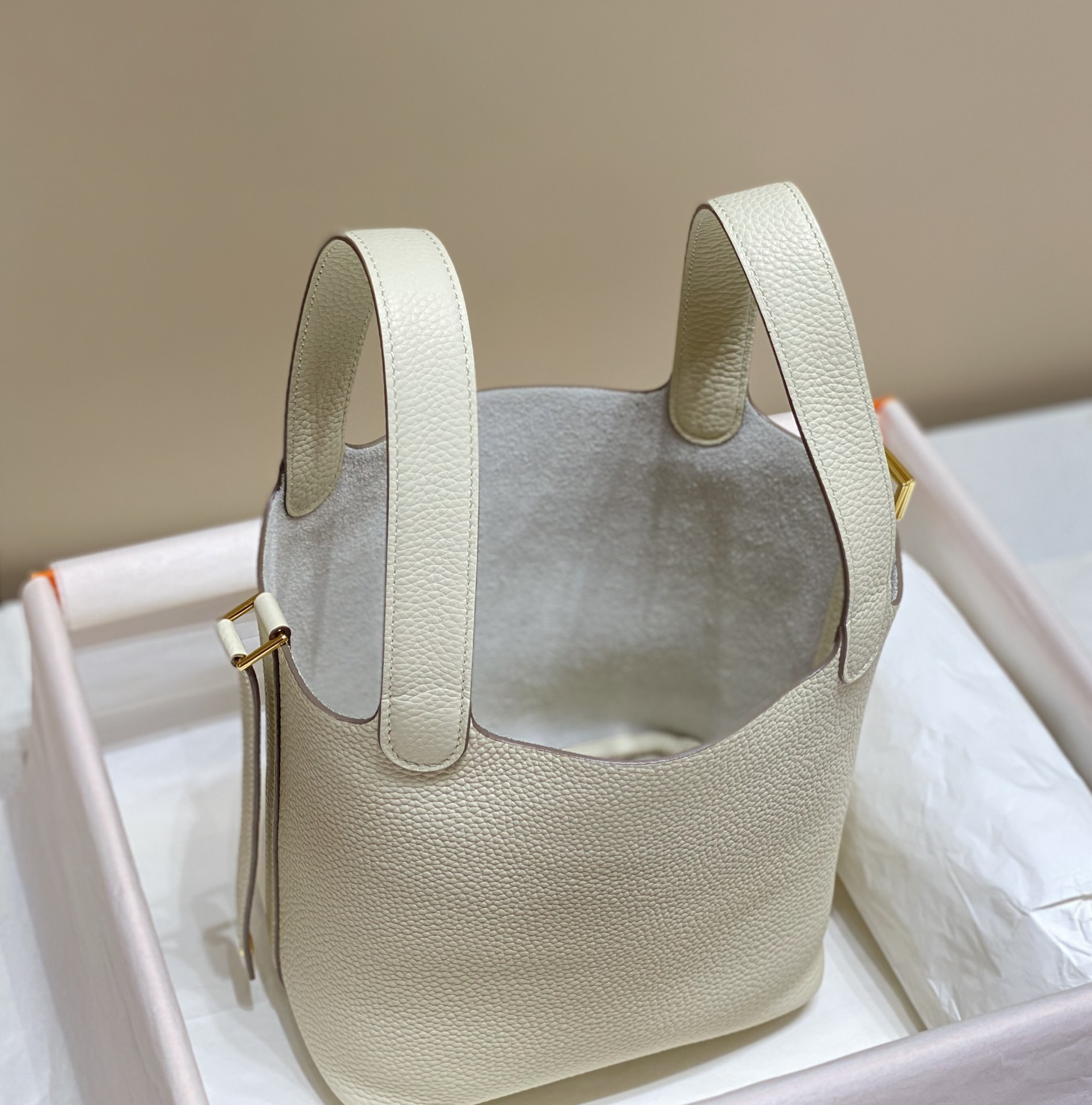 Hermès Picotin Lock 18 Bag: Chic Bucket Bag in White 10 i1676020494 3143 8